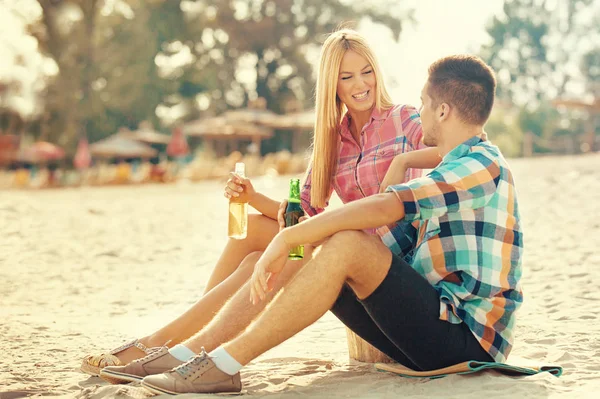 Gelukkige paar plezier op het strand. Leuk, zomer, liefde concept. — Stockfoto