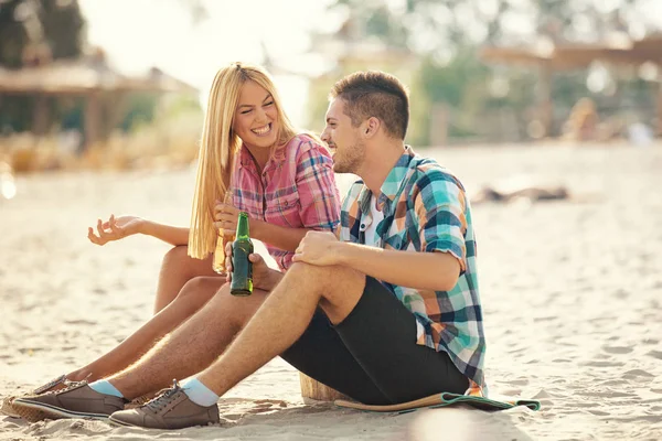 Glückliches Paar, das Spaß am Strand hat. Spaß, Sommer, Liebeskonzept. — Stockfoto