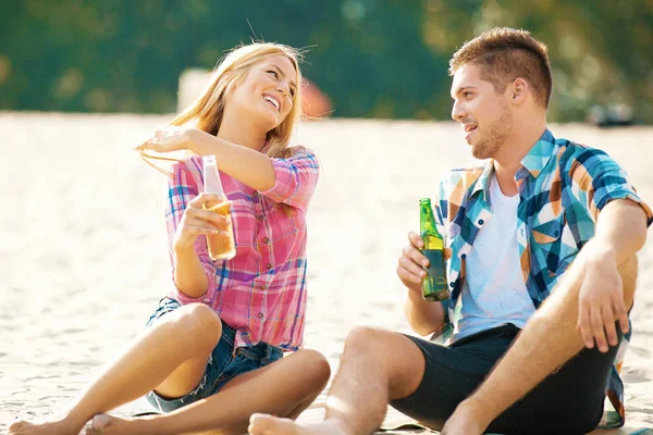 Szczęśliwa para zabawy na plaży. Zabawa, lato, pojęcie miłości. — Zdjęcie stockowe