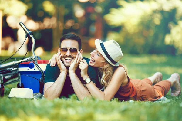 Pareja feliz montando una bicicleta — Foto de Stock