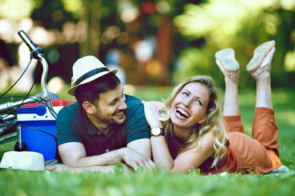 Pareja feliz montando una bicicleta —  Fotos de Stock