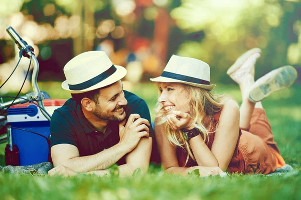 Pareja feliz montando una bicicleta — Foto de Stock