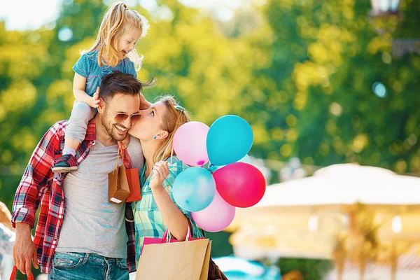 Lycklig familj i Shopping — Stockfoto