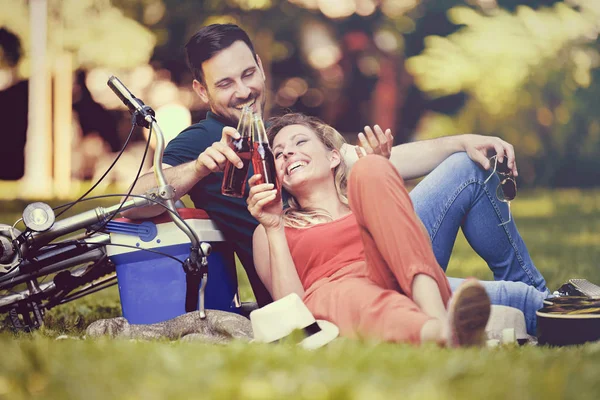 Couple amoureux jouissant de la guitare dans le parc — Photo