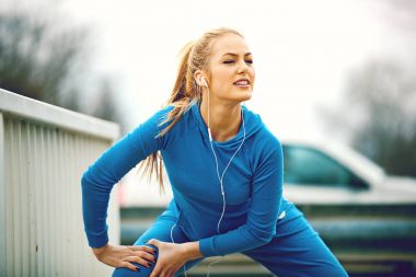 Kadın sahilde eğitiyor