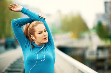 Kadın sahilde eğitiyor