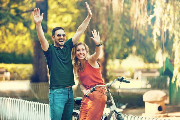 Pareja feliz montando una bicicleta — Foto de Stock