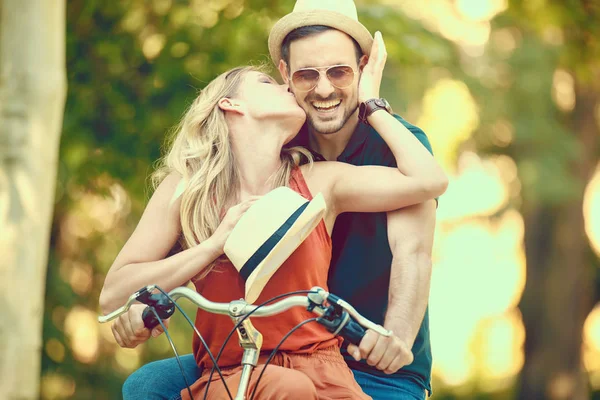 Щаслива пара їде на велосипеді — стокове фото