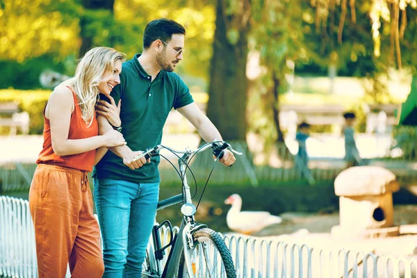 Pareja feliz montando una bicicleta — Foto de Stock