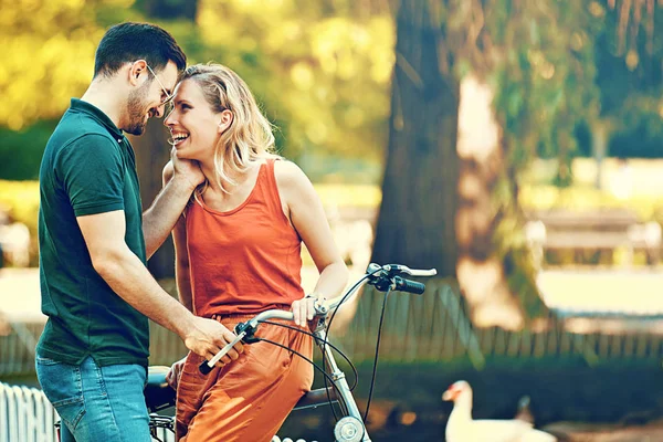 Pareja feliz montando una bicicleta — Foto de Stock