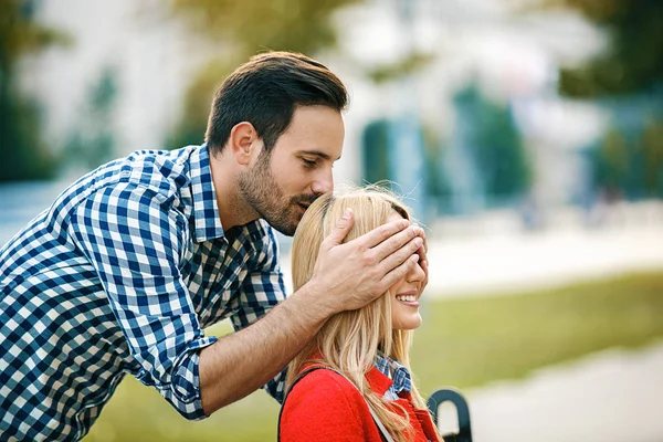 Pareja disfrutando afuera — Foto de Stock