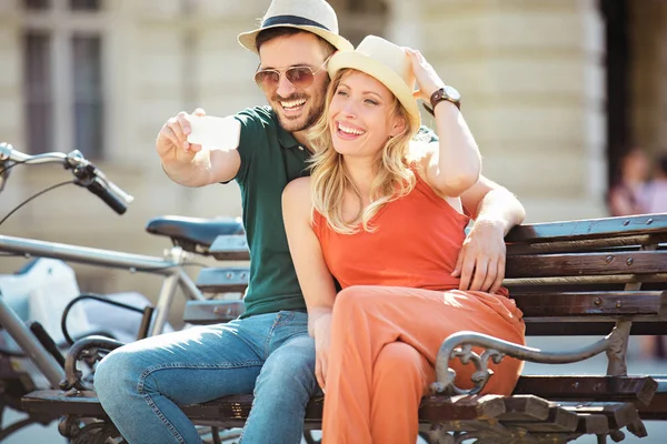 Happy Couple Using Cellphone — Stock Photo, Image