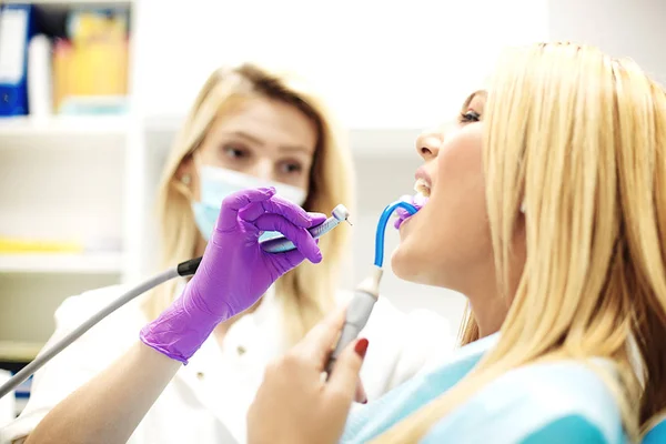 Mujer joven en el dentista —  Fotos de Stock