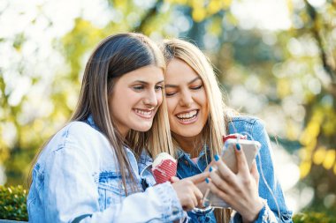 Kadınlar eğleniyor.