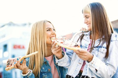 Kadınlar eğleniyor.