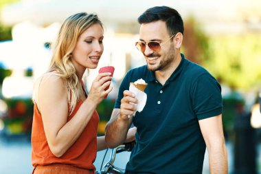 Mutlu çift bisiklet sürmek