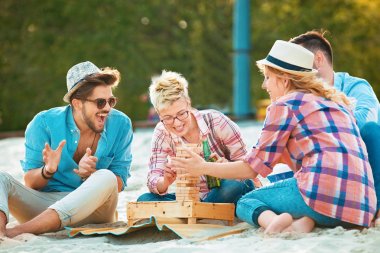 Bir grup arkadaş sahilde eğleniyor.