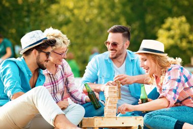 Bir grup arkadaş sahilde eğleniyor.