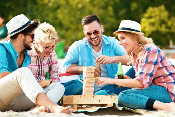 Grupo de amigos se divertindo na praia — Fotografia de Stock