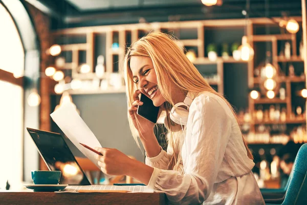 Business Woman in Coffe Shop — Stock Photo, Image