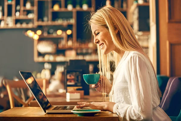 Business Woman in Coffe Shop — Stock Photo, Image