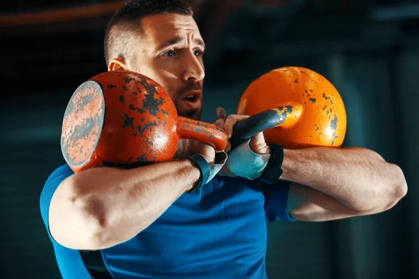 Cvičení s kettlebell — Stock fotografie