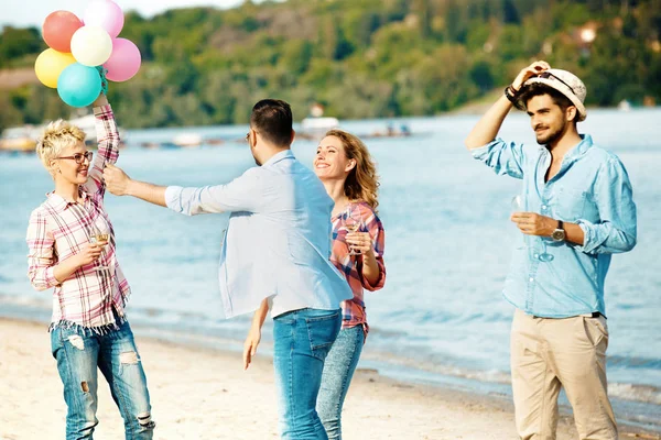 Bir grup arkadaş sahilde eğleniyor. — Stok fotoğraf