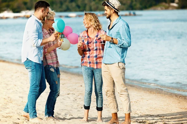 Grupo de amigos divirtiéndose en la playa —  Fotos de Stock