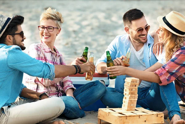 Vriendengroep die plezier hebben op het strand — Stockfoto