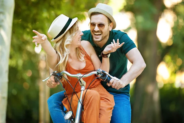 행복 한 커플 자전거를 타고 — 스톡 사진