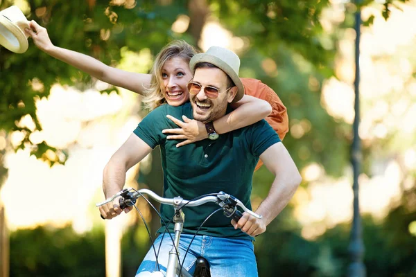 Pareja feliz montando una bicicleta — Foto de Stock