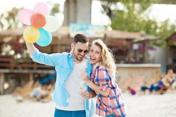 Casal feliz se divertindo na praia. Divertimento, verão, conceito de amor . — Fotografia de Stock