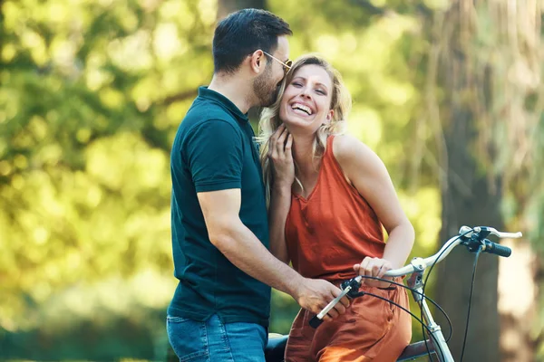 Pareja feliz montando una bicicleta — Foto de Stock