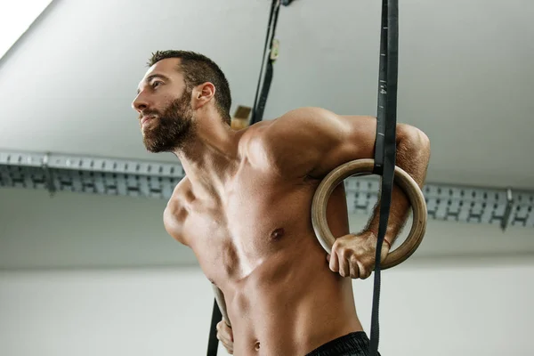 Exercising with gymnastic rings — Stock Photo, Image