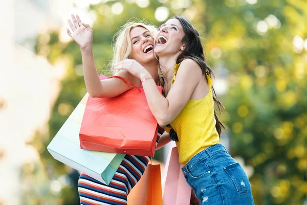 Mulher bonita se divertindo nas compras — Fotografia de Stock