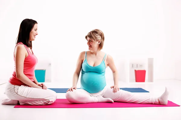 Femme enceinte pratiquant le yoga — Photo