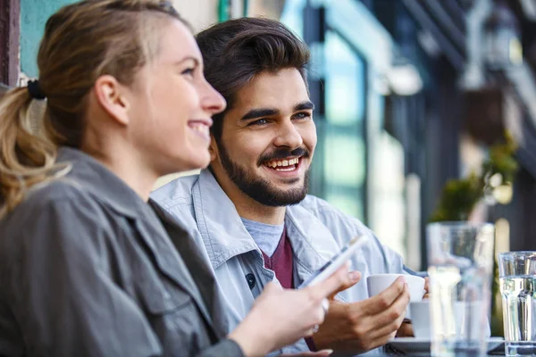 Koffie drinken in de ochtend — Stockfoto