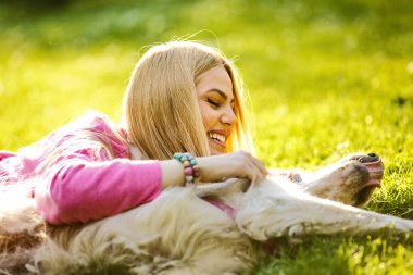 Kadın ile köpek rahatlatıcı