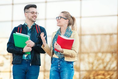 Üniversite öğrencileri üniversite önünde