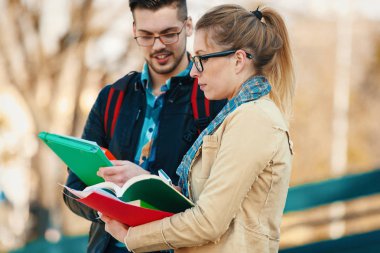 Üniversite öğrencileri üniversite önünde