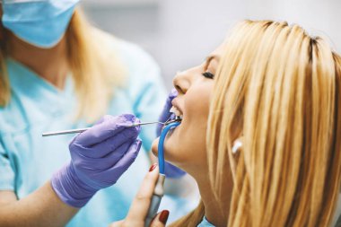 Kadın dişçi ofisinde