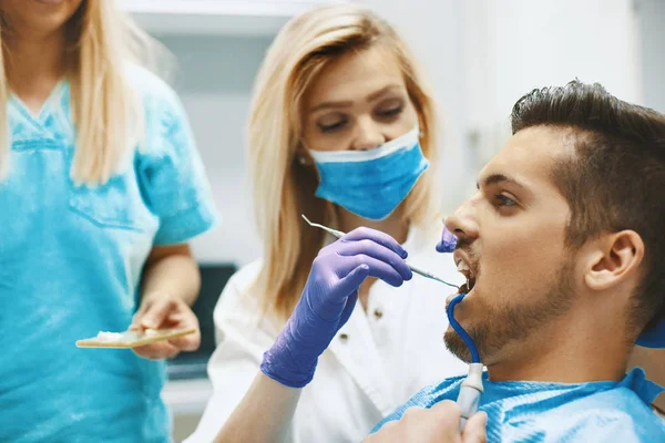 Człowiek w gabinecie dentysty — Zdjęcie stockowe