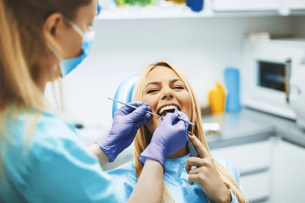 Mulher em Odontologia — Fotografia de Stock