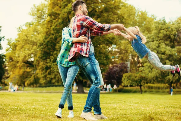 Familia feliz en el parque —  Fotos de Stock