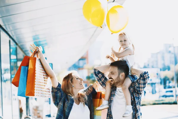 Família feliz em compras — Fotografia de Stock