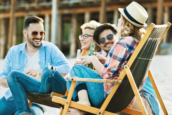 Vriendengroep die plezier hebben op het strand — Stockfoto