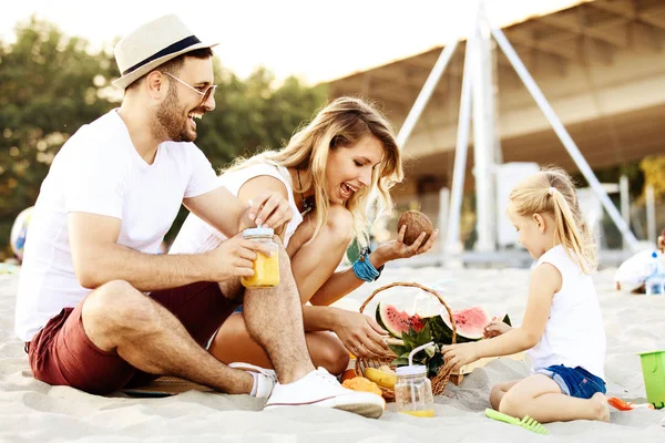 Rodzina spożywająca beach — Zdjęcie stockowe