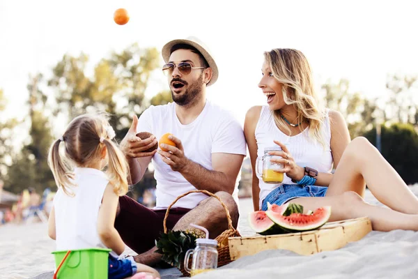 Família desfrutando praia — Fotografia de Stock