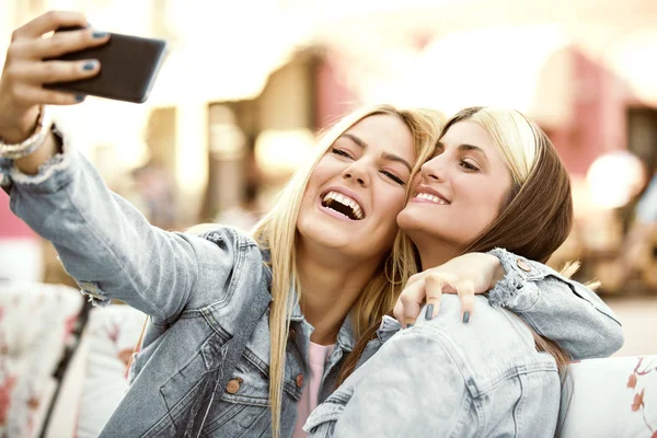 Kadınlar eğleniyor.