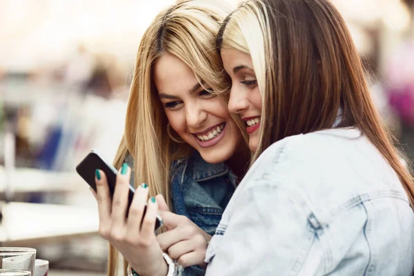 Kadınlar eğleniyor.